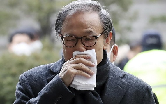 韓國前總統李明博日前在貪污受賄案終審中獲刑17年，於2日下午抵達首爾東部看守所正式服刑。（圖源：AP）