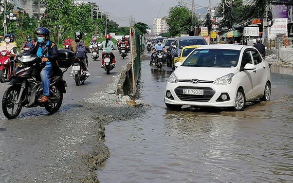 車輛困難地在第二郡梁定古街上行駛。