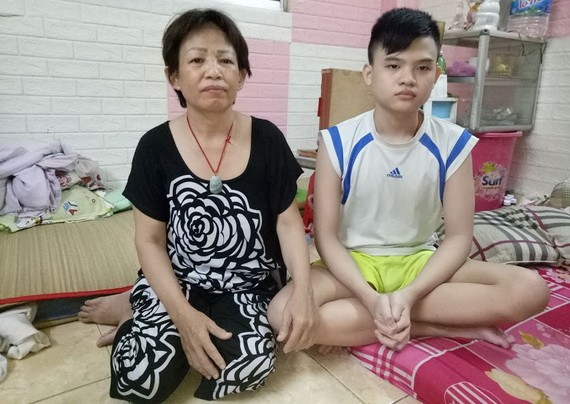 吳金英對自閉症兒子放不下心來。