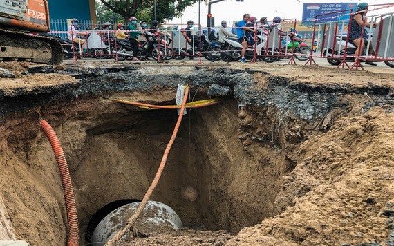 據現場觀察，這個坑寬約3米，長5米與深8米，周圍有多條長裂痕，瀝青破裂，下面還有一個大水涵洞，直徑為1米。（圖源：TTO）