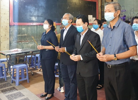 第五郡郡委書記阮文孝率領該郡華人革命老前輩向蟻團同志致祭。