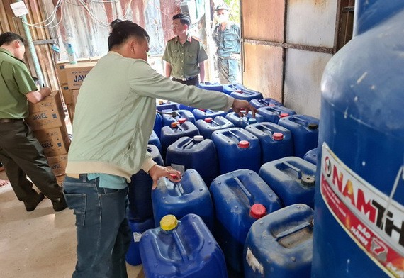 職能力量查獲該公司的一倉庫存放逾5000 桶已包裝並準備出售的清潔劑。（圖源：伯山）