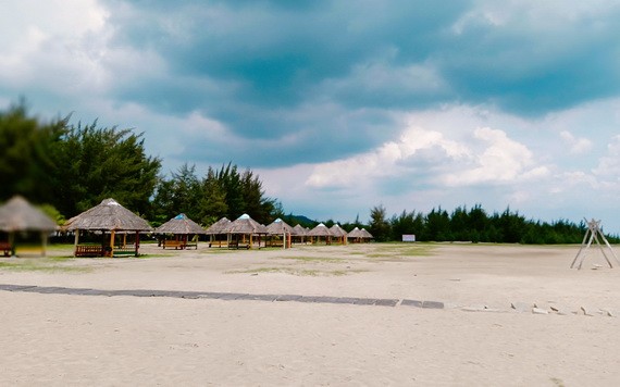 美麗又寧靜的白千層湖某度假村沙灘。（亦凡攝）