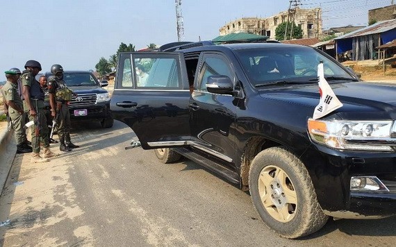 7月27日，韓國駐尼日利亞大使館提供車輛接回7月24日被海盜劫持後獲釋的5名韓國船員。（圖源：韓國駐尼日利亞大使館）