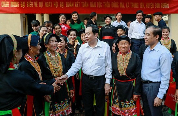 越南祖國陣線委員會主席陳清敏出席集會並同宣光省山陽縣中安鄉銅馬村同胞互致問候，親切交談。（圖源：光榮）