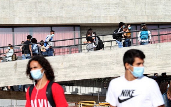 佩戴口罩的學生走在葡萄牙大里斯本區的一所中學內。（圖源：新華社）