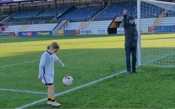 帕普沃思‧海德(左)每天玩花式足球籌款。（圖源：互聯網）