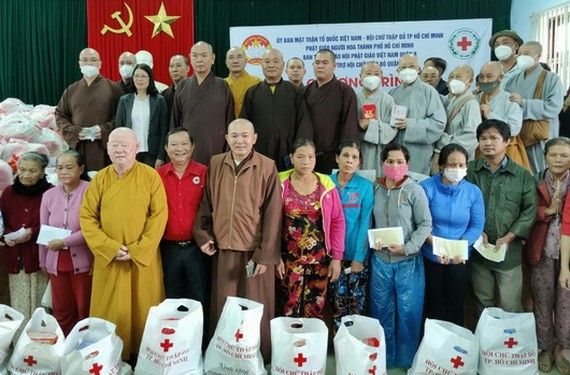 本市慈善團向承天-順化省的災民贈送禮物。