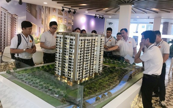 市民瞭解住房單位項目。