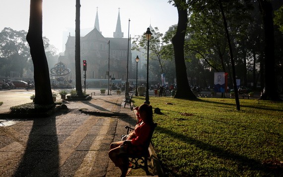 第一郡今早的氣溫比較涼爽。圖為第一郡聖母大教堂旁邊公園一瞥。（圖源：成阮）