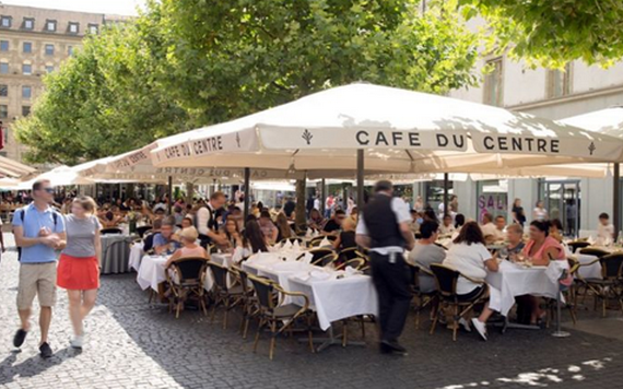 最低工資獲得提高引起餐飲業僱主的擔憂。（圖源：BBC News）