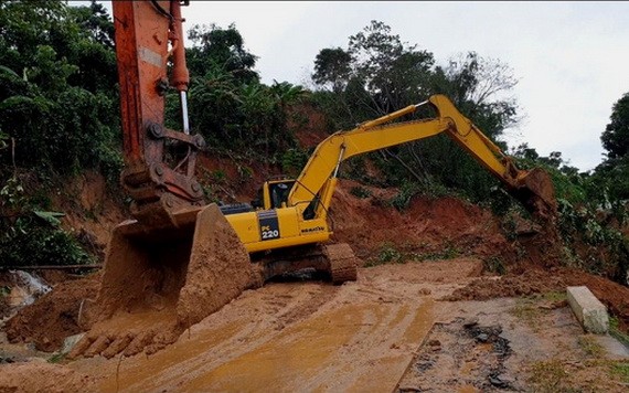 途經廣治省從向越鄉朝向馮鄉的胡志明路西遭遇嚴重山體滑坡，泥石流。（圖源：國南）