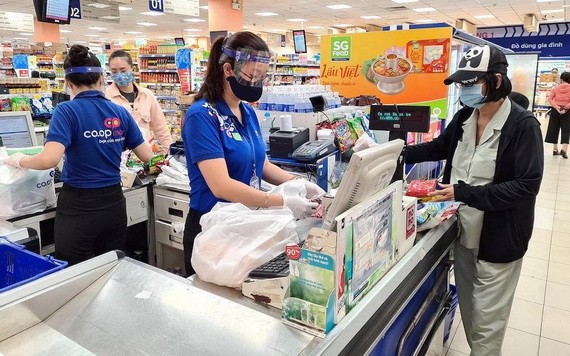 消費者在西貢Co.op購物。