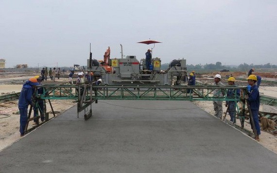 圖為施工中的內牌機場11R/29L跑道。（圖源：維英）