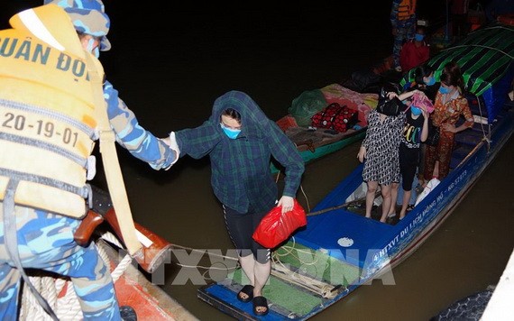 被發現非法入境的婦女獲邊防部隊人員扶上岸。