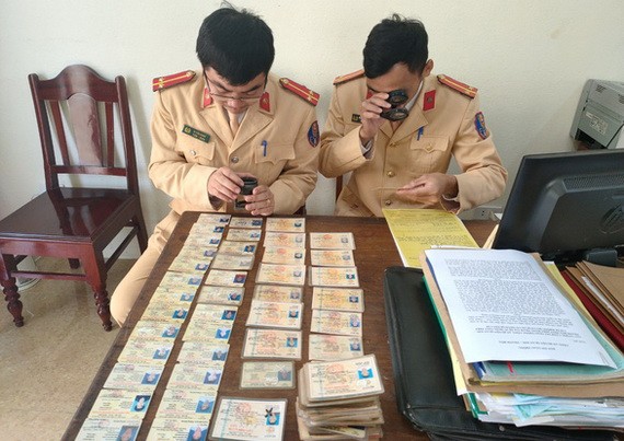 警方對大量疑似假駕照進行鑒定。（圖源：TTO）