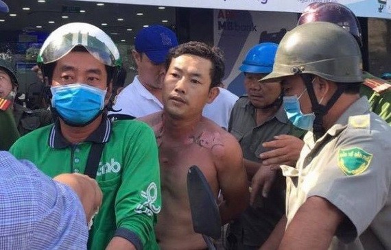 劫匪（中）被當場制服並押送至公安派出所。（圖源：阮新）