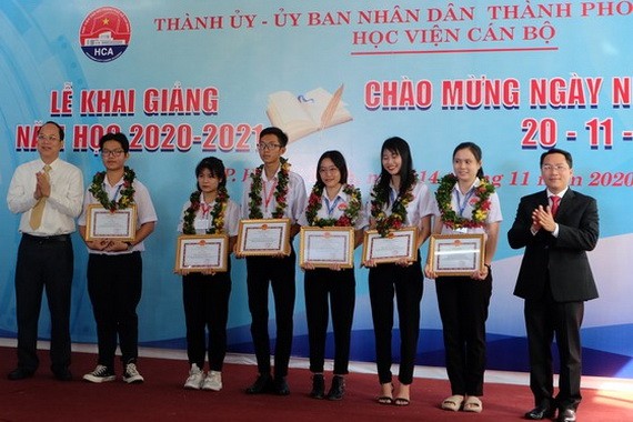 市委副書記阮胡海（左一） 與市幹部學院院長阮晉發（右一）在開學典禮上向學習成績優異的學員頒發獎狀。（圖源：秋紅）