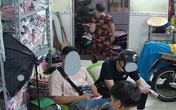 到阮國成家購物的兩個人。