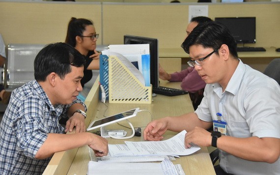 市計劃與投資廳幹部為企業解決手續。