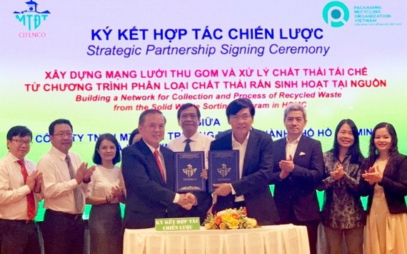 “在生活固體廢棄物源頭分類計劃而建設收集與處理再生廢棄物網絡”項目合作《備忘錄》簽署儀式。（圖源：黎英）