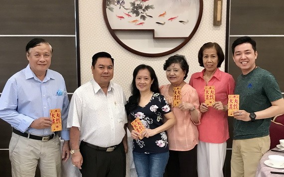 丁文森(左二)向各位教師贈送紅包。