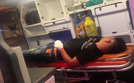 傷者阿T. 獲送上救護車運往醫院救治。（圖源：黃明）