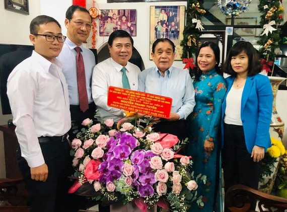 市人委會主席阮成鋒(左三)前往探望並向市經濟大學原校長阮清泉教授祝賀。（圖源：清雄）