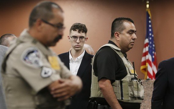 2019年8月在德州美墨邊境艾爾帕索市沃爾瑪槍殺22人的嫌犯克魯西歐斯(中)，行兇是為了嚇跑西語裔，迫他們離開美國。（圖源：AP）