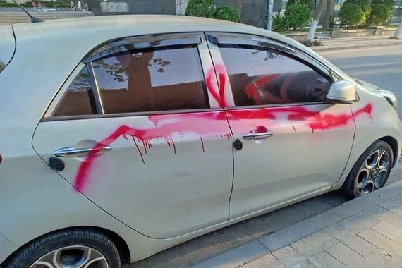 遭噴漆的一輛汽車。(圖源:N.T)