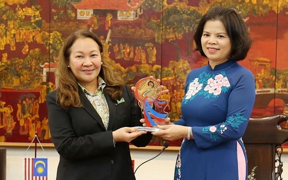 北寧省人委會主席阮香江（右）向馬來西亞駐越南大使賽義德‧穆斯塔法贈送紀念品。（圖源：北寧報）