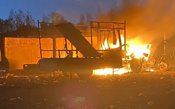 當地時間17日晚，幾枚火箭擊中了伊拉克首都“綠區”。（圖源：CNN）