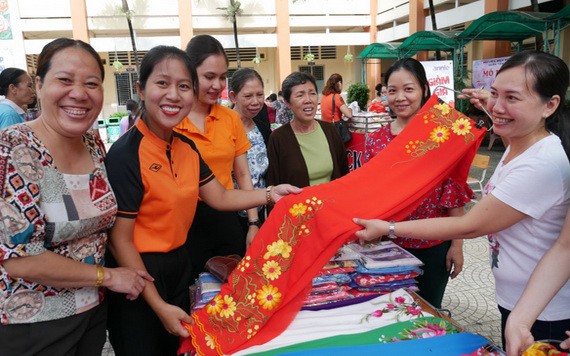 婦女創業攤位在盛會上推介繡花新產品。（圖源：婦女報）