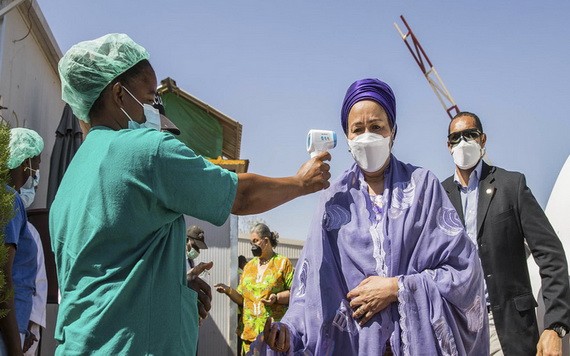 醫護人員正在測量體溫。（圖源：U.N）