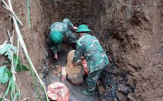 2名工兵將戰後遺留的老炸彈搬移現場。（圖源：英好）