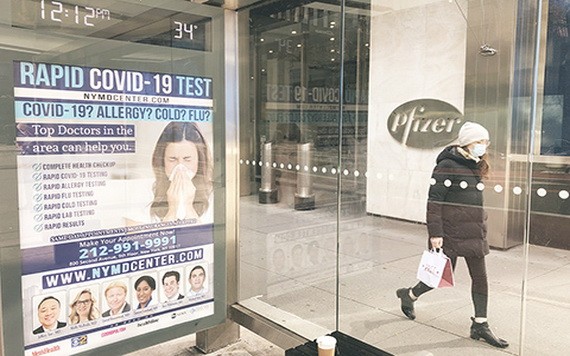 當地時間11月18日，美國輝瑞公司公佈該公司同德國生物新技術公司（BioNTech）聯合研發的新冠mRNA疫苗試驗最終結果。圖為11月18日，一名行人走過輝瑞公司紐約總部門前。（圖源：互聯網）