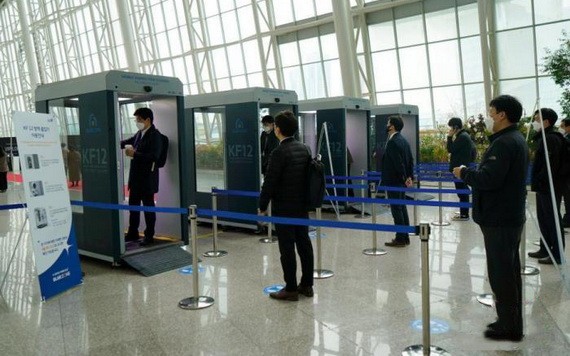 人們通過移動測溫消毒通道，進行防疫檢查。（圖源：互聯網）