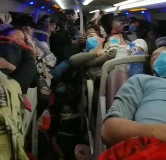 交警截停客車檢查時發現車廂乘客擁擠不堪，超載近一倍。（圖源：視頻截圖）