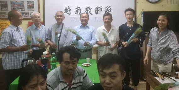 學生們在聚會上向五幫公所代表及老師致送禮物及鮮花