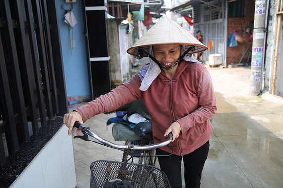 張順姐給凱姐（右）購買醫療保險以致謝。（圖源：廷文）