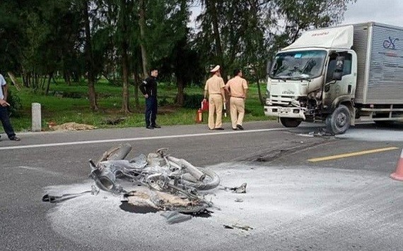 摩托車與迎面而來的卡車正面相撞起火，摩托車全被燒毀，騎士獲送醫院急救後不治身亡。（圖源：越通社）