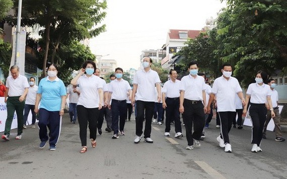 本市及富潤郡領導參加慈善步行籌款活動。（圖源：蔡芳）