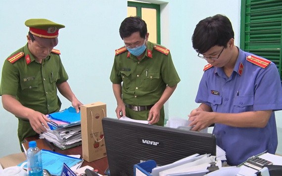 職能力量在富安省東和市資源與環境科辦公室搜集犯罪證據。（圖源：鄧榮）