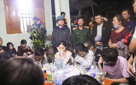 至同日晚上9時20分左右，搜救力量已尋獲被困學生，安全營救他們。（圖源：人民公安報）