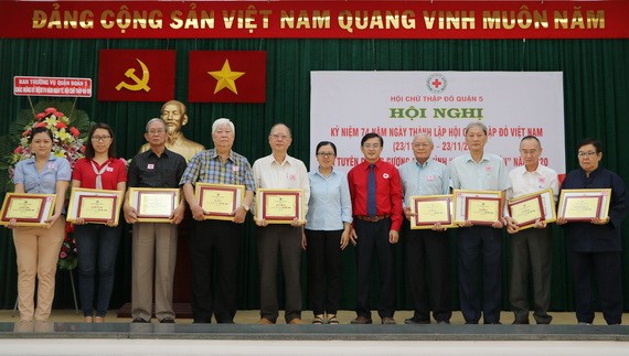 第五郡華人單位及個人榮獲「慈善之花」稱號。