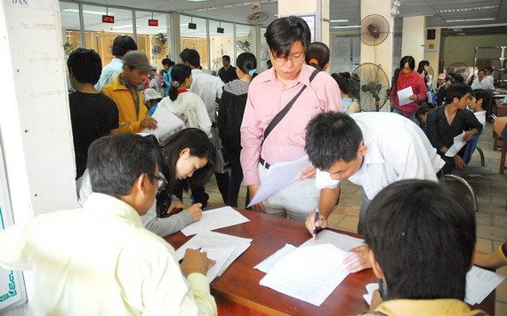 勞工在市就業介紹中心辦理手續。