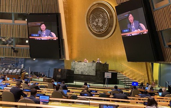 鄧廷貴大使在會議上介紹決議內容。（圖源：越通社）