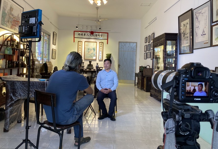 越南中央電視台採訪西堤華人文物收藏家麒麟。