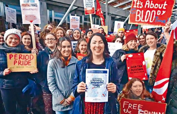 蘇格蘭工黨議員倫農（中）推動免費月經用品法案。（圖源：互聯網）