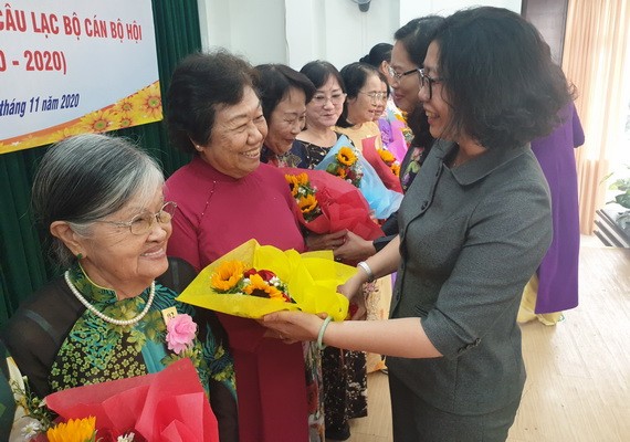 第五郡領導送花給李金梅主任和各位退休女幹部。